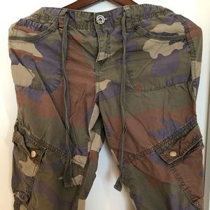 London Jean capri camouflage pants.